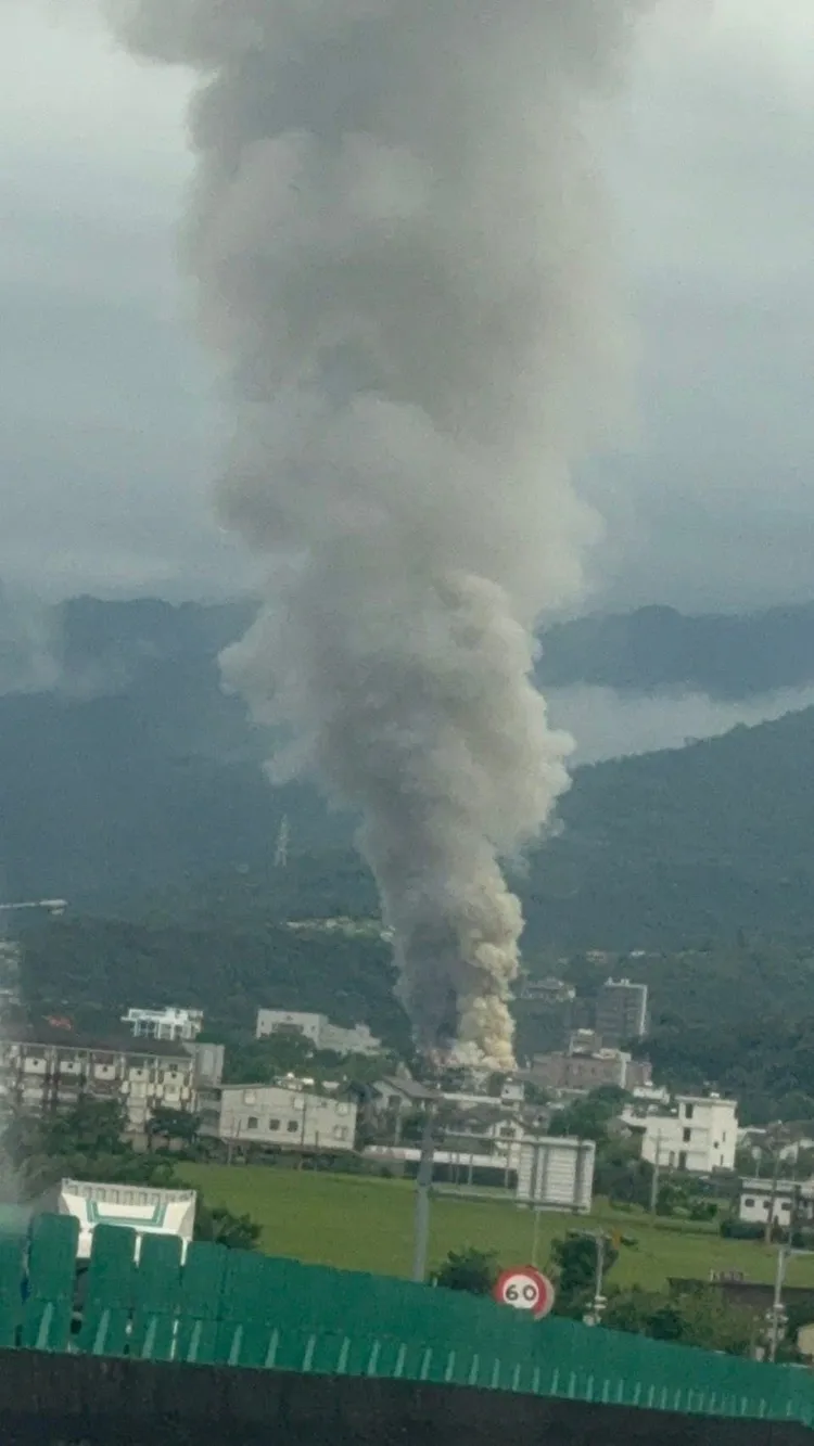 火災發生後工廠竄出陣陣濃煙。翻攝臉書宜蘭知識+