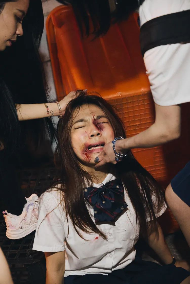 17LIVE主播寶鵝飾演受害者。劇中被眾人圍毆。17LIVE提供