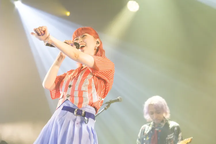 大島真帆唱夯曲《我愛你》時，以「要香菜」、「不要香菜」邀請粉絲分組合唱。好玩國際文化提供