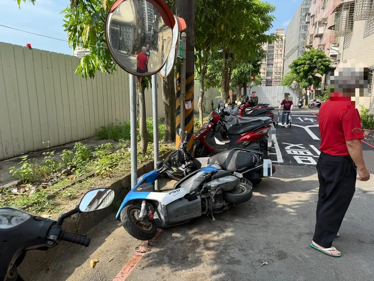 民眾發現路邊整排機車被推倒。警方提供