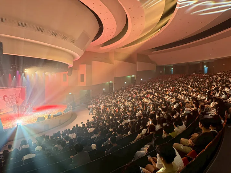 演唱會座無虛席！當主持人喊出「熟悉的？」同學們秒回：「麥香最對味！」讓現場氣氛再度沸騰！