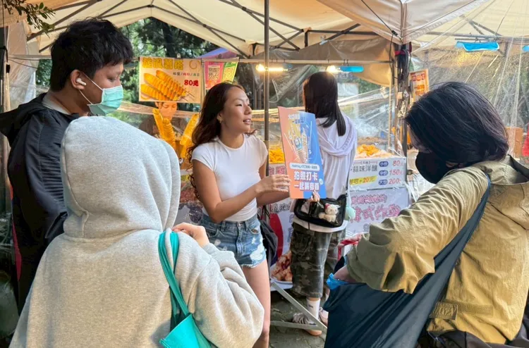 麥香主動出擊，深入人群！打卡送麥香活動受到文化大學同學們的喜愛。