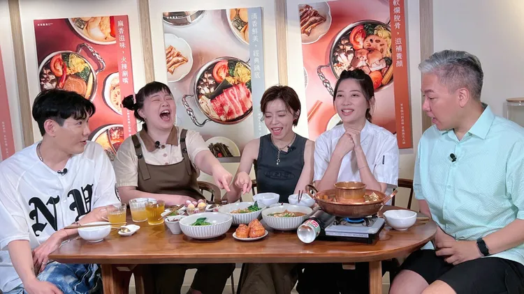 王瞳及宮美樂向《娛樂超skr》主持人小鹿跟阿甘推薦好友「琳賽阿姨」 的「好食圓滿」餐廳。民視提供