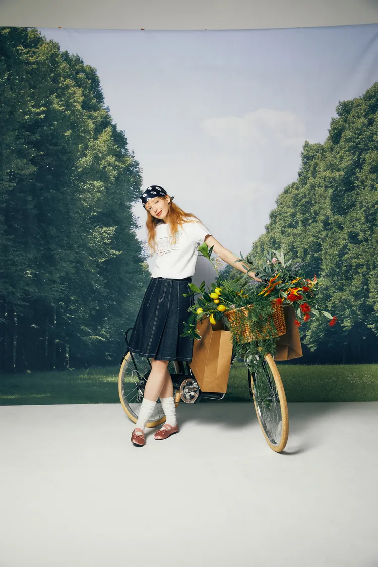 新聯名以輕盈、俏皮風格讓粉絲感受到來自巴黎週末的陽光、微風與悠閒氛圍。品牌提供