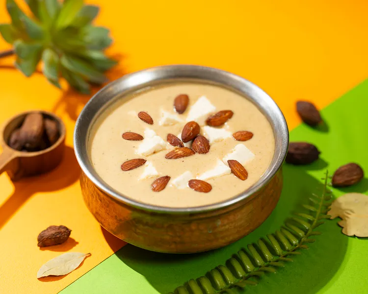 北印度皇室料理「杏仁起司咖哩」以杏仁腰果與奶油熬製絲滑醬汁，重現宮廷奢華味覺。台北遠東香格里拉提供