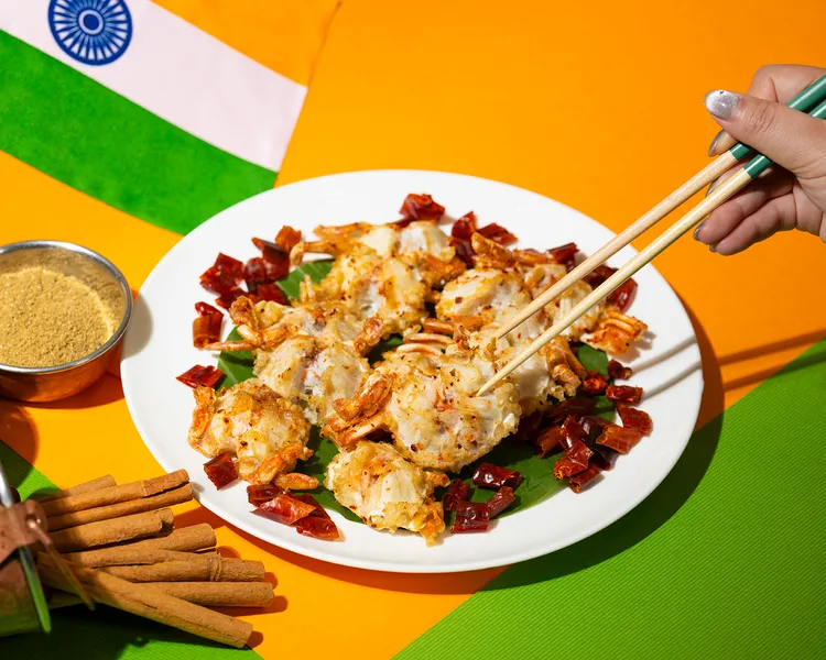 「辣炒螃蟹」源自印度果阿邦，是當地代表性海鮮料理。台北遠東香格里拉提供