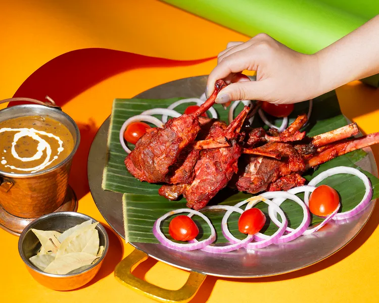 「拉合爾塔瓦羊排」透過精準火候長時間慢烤，風味醇厚。台北遠東香格里拉提供