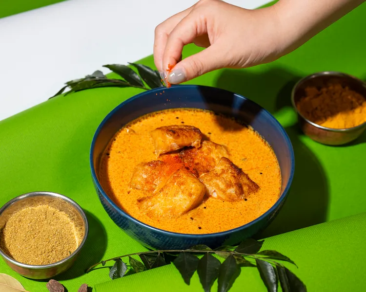 「椰奶咖哩魚」源自南印度喀拉拉邦，據傳葡萄牙人創新加入椰奶，平衡香料與甜美。台北遠東香格里拉提供
