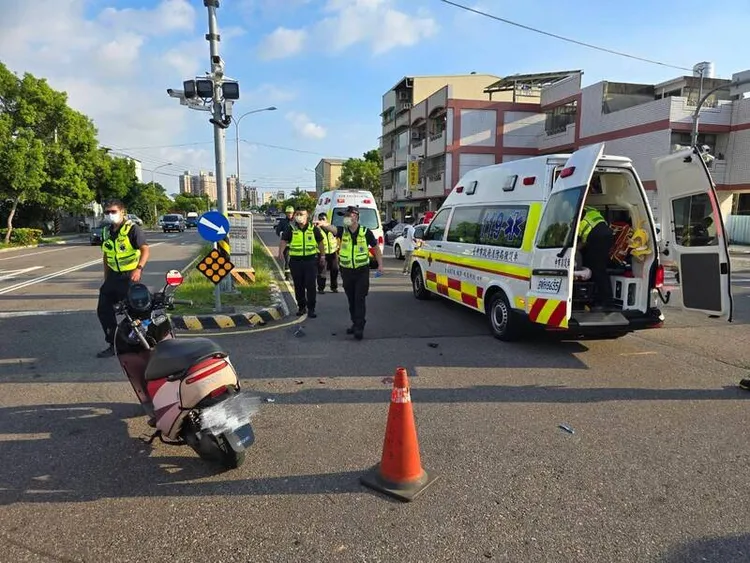 2名高中生無照共乘機車，通過路口時撞上救護車，共3人送醫。民眾提供