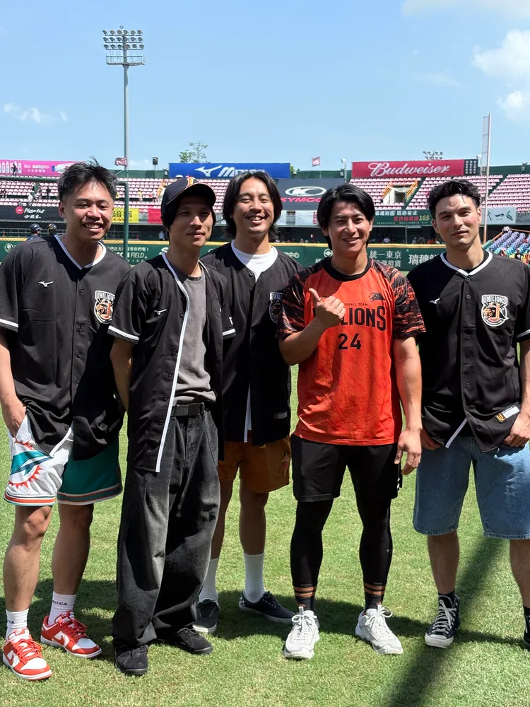 鳳小岳開心與台灣隊長陳傑憲合照。鳳小岳&壓克力柿子工作室提供