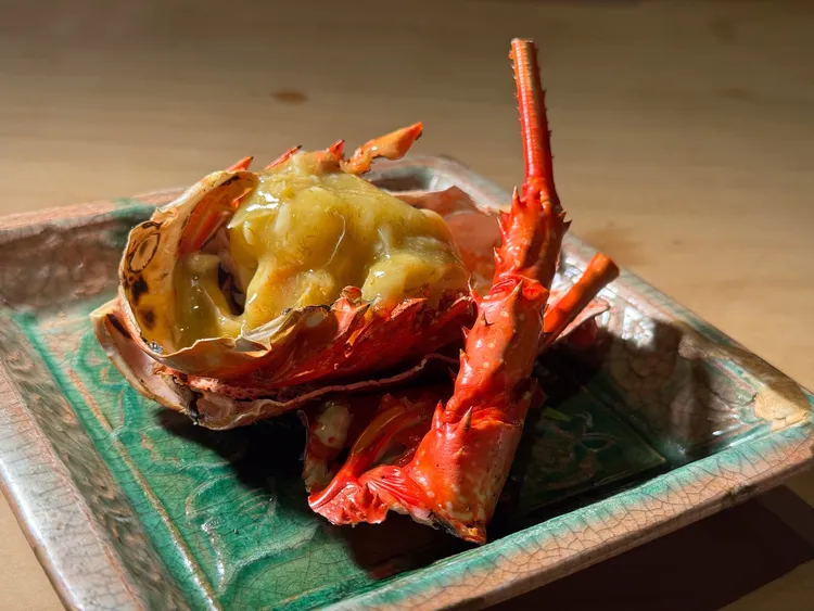 「龍蝦味噌燒」半熟的Q彈蝦肉裹滿蝦腦醬汁，有如鮮味炸彈。豊漁餐飲集團提供