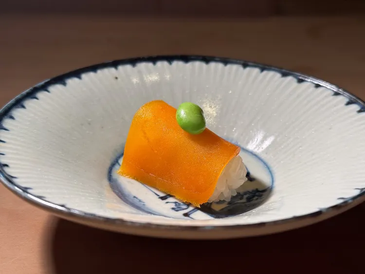 「生烏魚子糯米飯與毛豆」以長岡主廚親自醃製的溏心烏魚子，搭配Q彈糯米飯，米香與烏魚子的鹹香交織，層次鮮明。豊漁餐飲集團提供