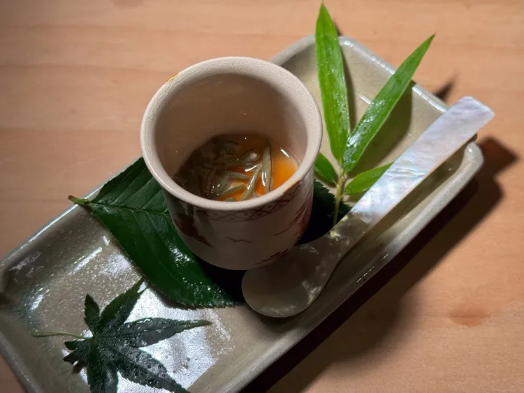 甜點「嫩薑蓴菜布丁」看似衝突，但嫩江的微辛香氣與蓴菜的滑嫩口感，卻增添不少清爽。豊漁餐飲集團提供