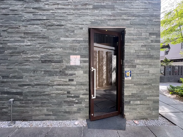 位於福岡西中洲的「日本料理長岡」外觀相當低調。豊漁餐飲集團提供