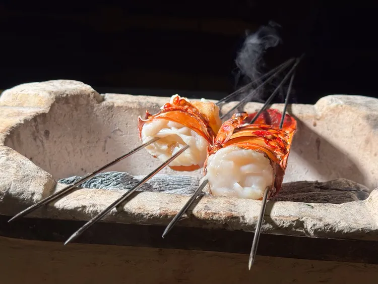 「龍蝦味噌燒」以淺炙手法保留蝦肉鮮嫩，主廚還會以蝦殼薰出香氣。豊漁餐飲集團提供