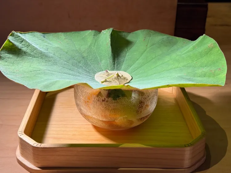 「蓴菜與蓮藕素麵」巧用天然荷葉疏水特性，盛裝蓴菜醬汁，彷彿清晨露珠滑落碗中。豊漁餐飲集團提供