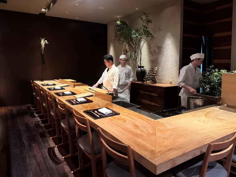 「日本料理長岡」店內板前僅10席，以銀杏木與天然素材打造新派日式美感。豊漁餐飲集團提供