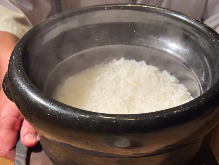 剛開鍋的米粒晶瑩剔透，為食事環節增添特別的儀式感。豊漁餐飲集團提供