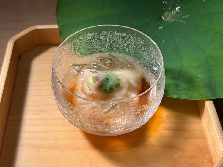 主廚為了避免草腥味，刻意選用最嫩規格的蓴菜，滑溜口感與冰涼素麵相當速配。豊漁餐飲集團提供