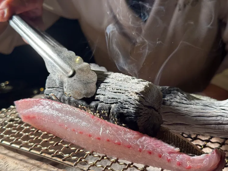 夏季肥嫩的黃雞魚（伊佐木魚），劃花刀淺炙後搭配焙煎胡麻，香氣十足。豊漁餐飲集團提供