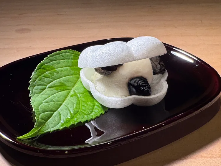 甜點「黑豆冰淇淋最中餅」使用超薄餅殼，搭配甜味清爽的冰淇淋。豊漁餐飲集團提供