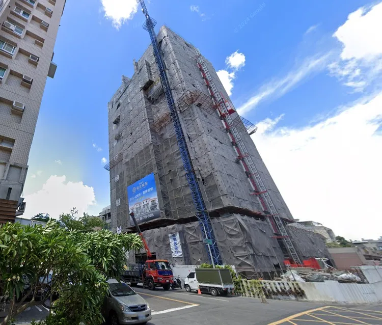 另位於左營區文育與文才街，則將推出「善寬靜の界」1-2期，2案總戶數落在近百戶，總銷約23億元！翻攝google map