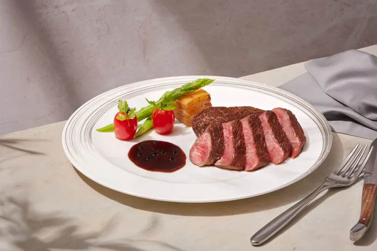 日本A5和牛佐綠胡椒醬汁。業者提供