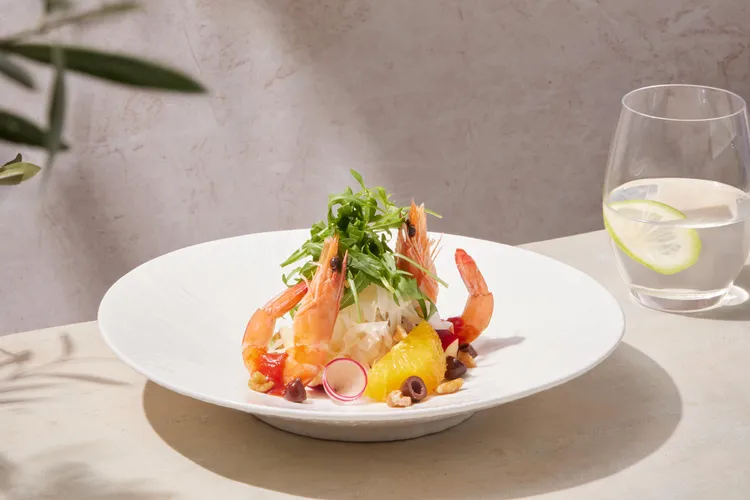 聯名限定鮮蝦夏茴沙拉。業者提供