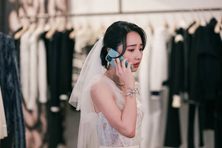 李沐在拍婚紗前，選擇先處理工作。寬想國際娛樂提供