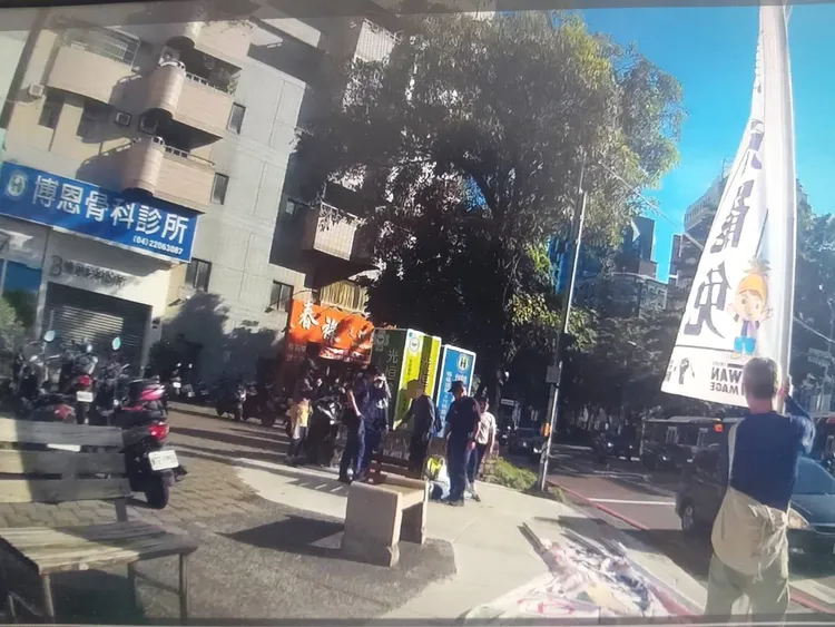 罷免中五選區立委的志工與反罷免民眾發生肢體衝突。民眾提供