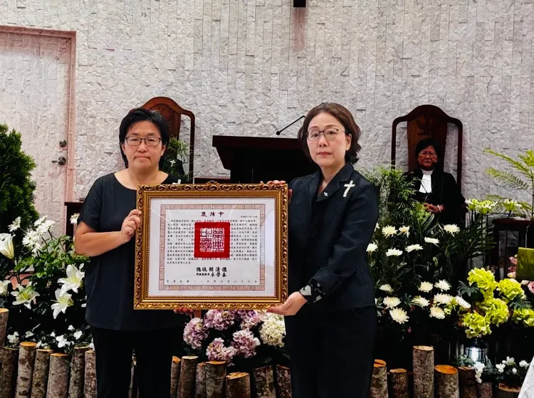 王時思（右）代表頒贈總統褒揚令，由張敬的女兒「張敬藝術館」執行長張平（左）代表家屬受贈。文化部提供