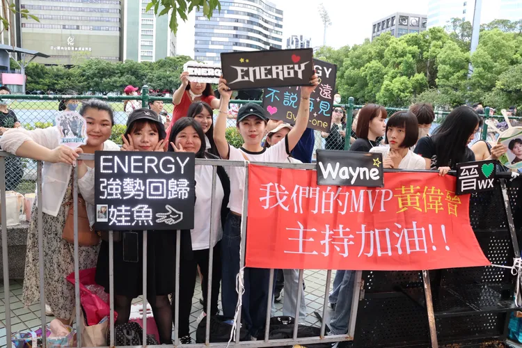 Energy忍受高溫聚集金曲紅毯，為偶像應援。莊宗達攝