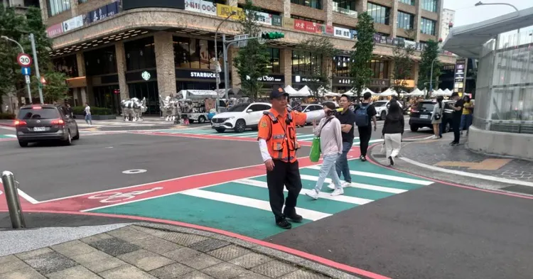 「謝神宴」主辦單位協調桃園義交中隊，動員人手協助新永和市場周邊交通疏導管制。警方提供