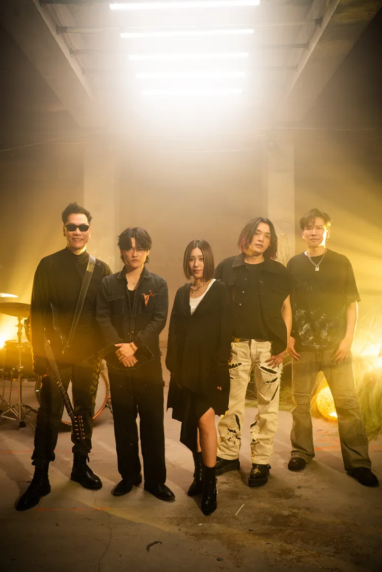 小男孩樂團與知更（左2）合作新歌《一遍一遍》。滾石音樂提供