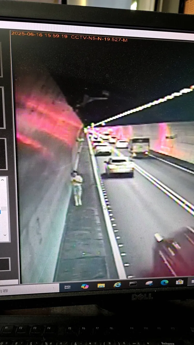 事後警方發現獨自在雪山隧道內行走的當事人，目前已將其帶回國道分隊。翻攝照片