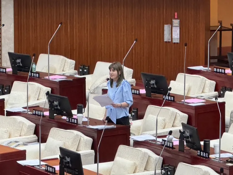 王欣儀質詢時針對近日罷免行動提出相關問題。張綵茜攝