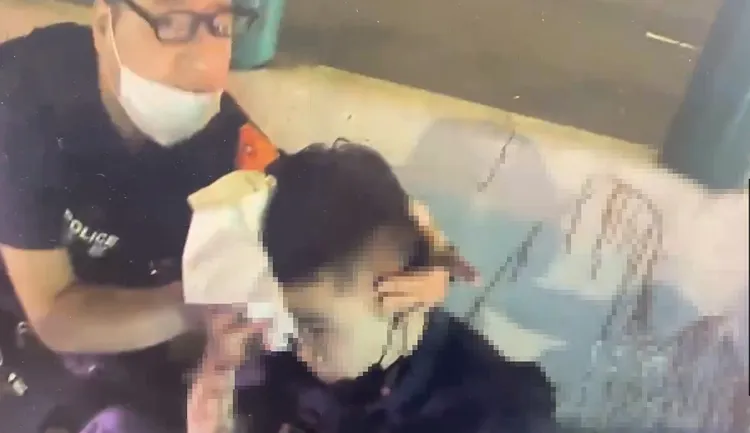 沈姓警員頭部撕裂傷大量出血。翻攝畫面