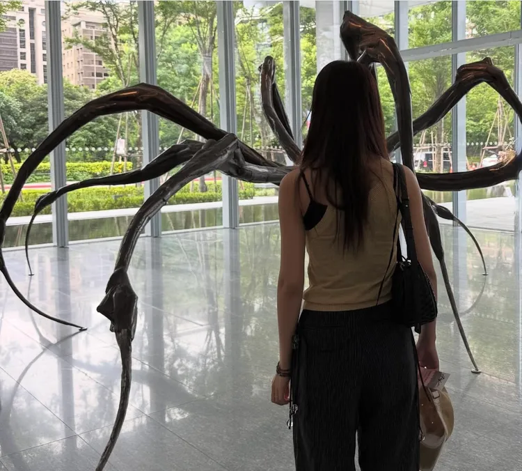 周子瑜與著名展品「蜘蛛」合影。翻攝自周子瑜IG