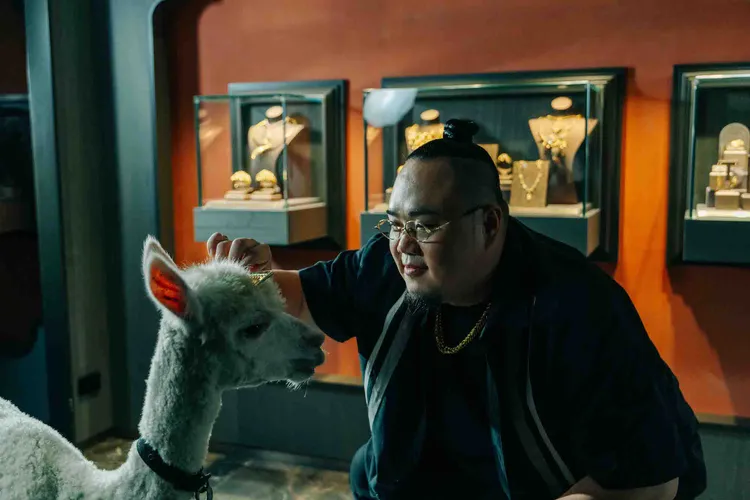 大淵與草泥馬近距離互動。本色音樂提供