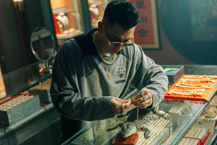 瘦子為鱷魚戴金鍊。本色音樂提供