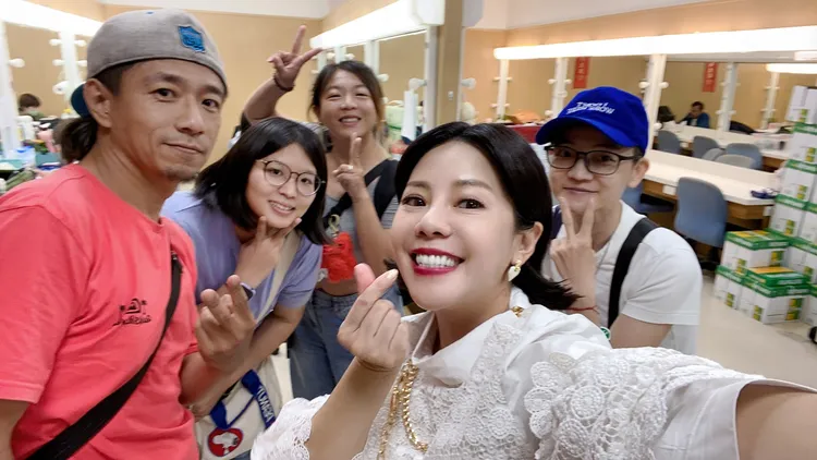 錦雯的粉絲特地進棚為她慶生。民視提供