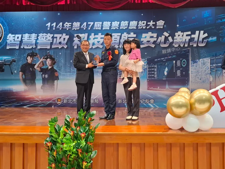 新北市市長侯友宜頒發模範警察。警方提供