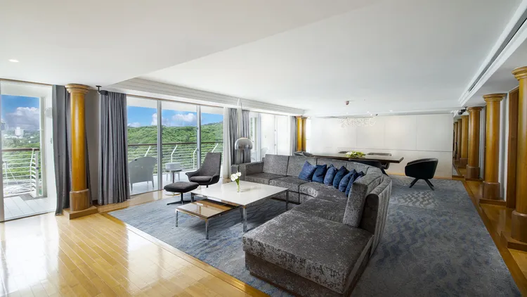 「沖繩萬麗渡假村」與海豚為鄰，在陽台擁抱東海晨光，展開一場親子共遊的海洋假期。業者提供