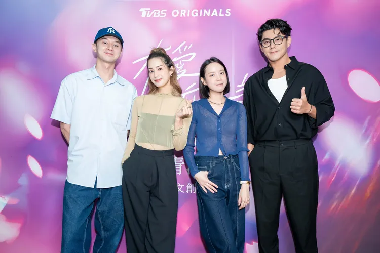 張軒睿(左起)、莫允雯、程予希、李程彬出席殺青酒。TVBS提供