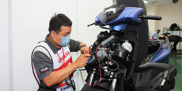 技師們不僅要具備完整的技術能力，更必須結合溝通應對、狀況說明、預算確認、維修透明、交車結案與後續顧客關懷等全流程的服務專業。業者提供