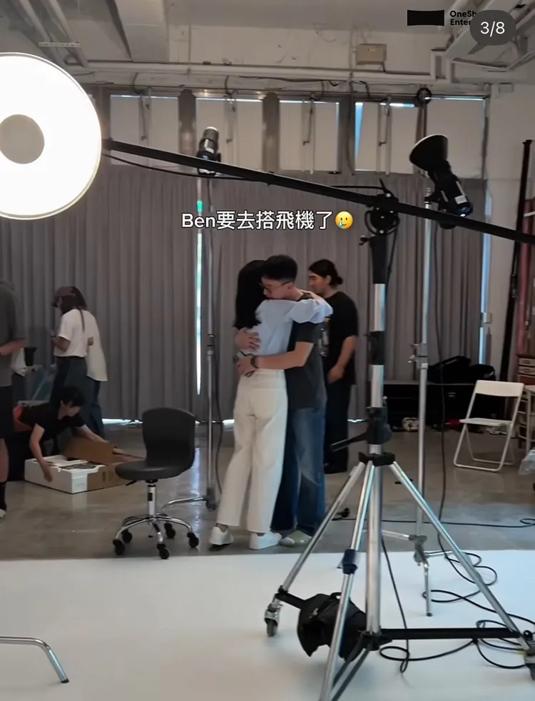 兩人離別前深深相擁。翻攝自楊謹華IG