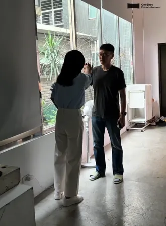 夫妻倆雙手交疊講悄悄話。翻攝自楊謹華IG