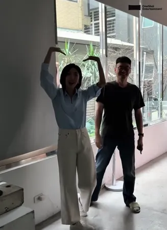 發現被偷拍，楊謹華面對鏡頭手比愛心。翻攝自楊謹華IG