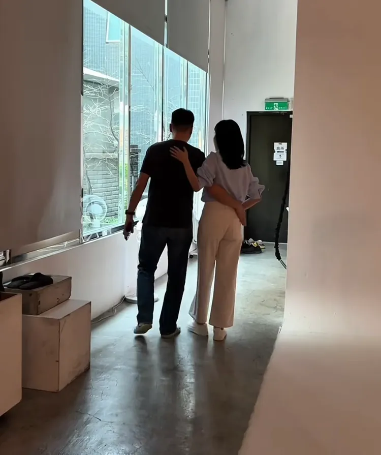 Ben親密地拍拍楊謹華的屁股。翻攝自楊謹華IG