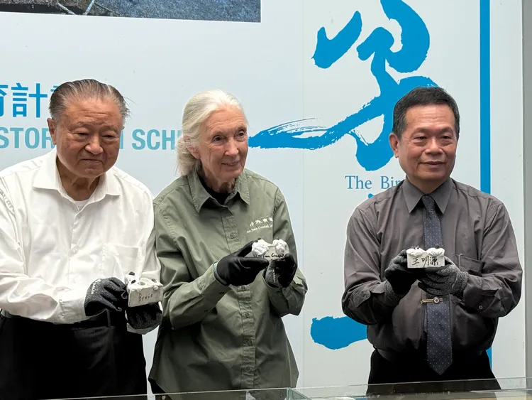 圖左至右分別為：台達創辦人鄭崇華、珍古德博士與海科館館長王明源。呂承哲攝